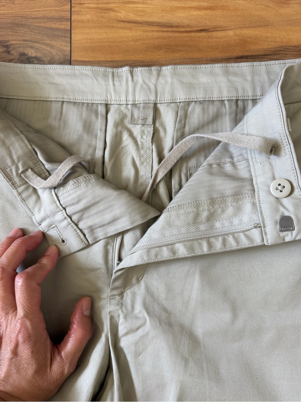 Uniqlo Men's Classic Chino Shorts in Light Khaki - Picture 4 of 8